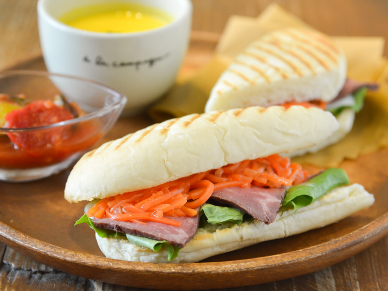 特製ローストビーフとキャロットラペの彩りパニーニ