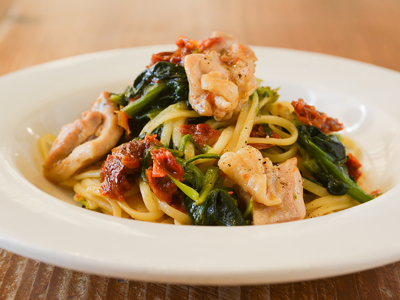 チキンとドライトマトの彩りペペロンチーノ